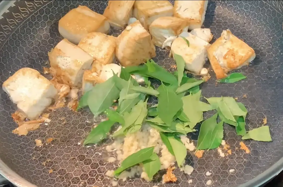 Tofu stir-fry with curry leaves, a flavorful, healthy vegan meal with aromatic spices and Ayurvedic ingredients.